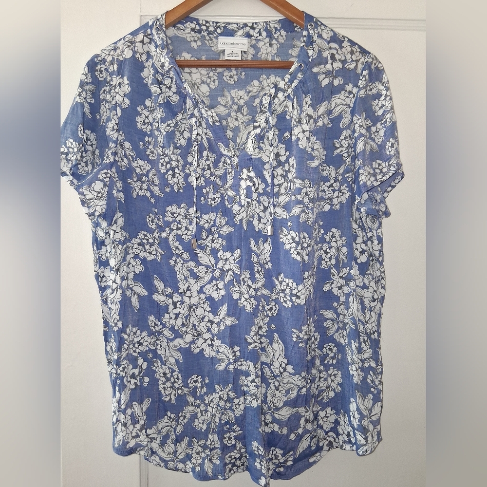 Liz Claiborne Blue Floral Blouse • Short Sleeve • Tie‑Neck • Silver Hardware 💙
